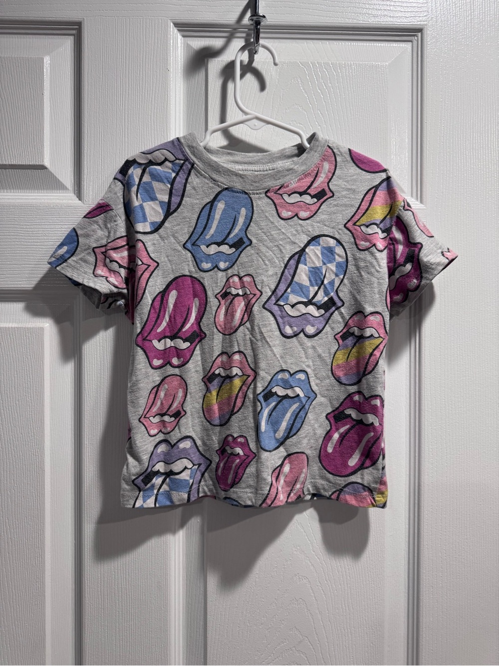 the Rolling Stones Kids Short Sleeve Tee in Gray with Pink & Blue Lip Prints